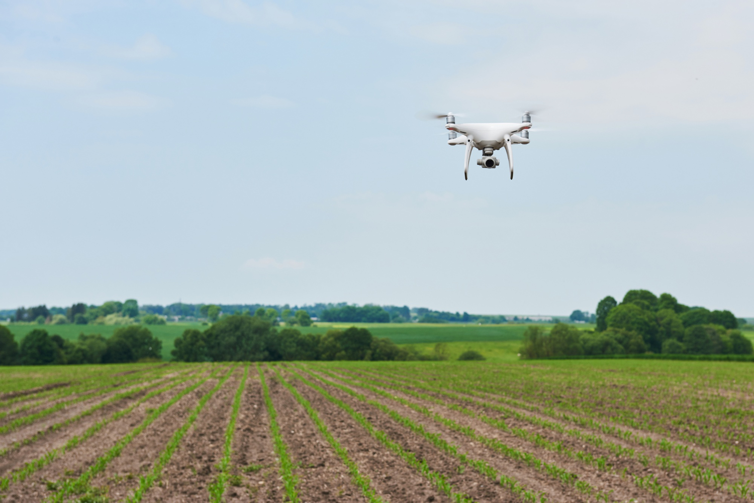 Dron leti iznad poljoprivrednog polja